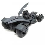 Miniatura Batmóvel Liga da Justiça + Figura Batman 1:24